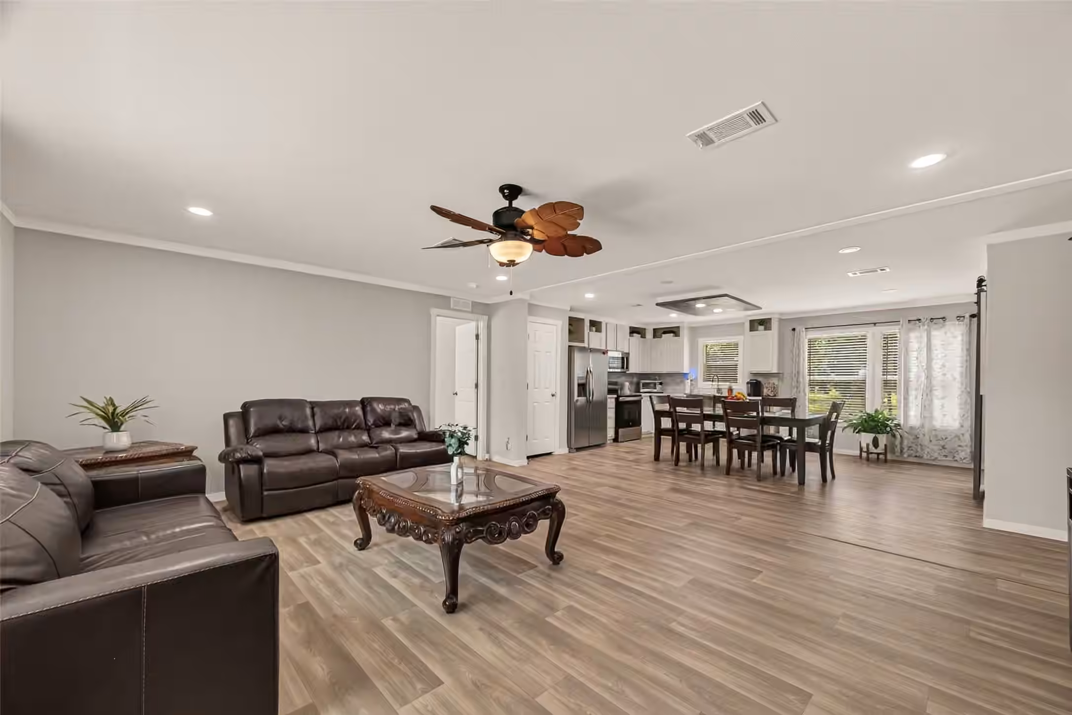 Photo 5 of 9910 Oak Leaf Street, Baytown, TX