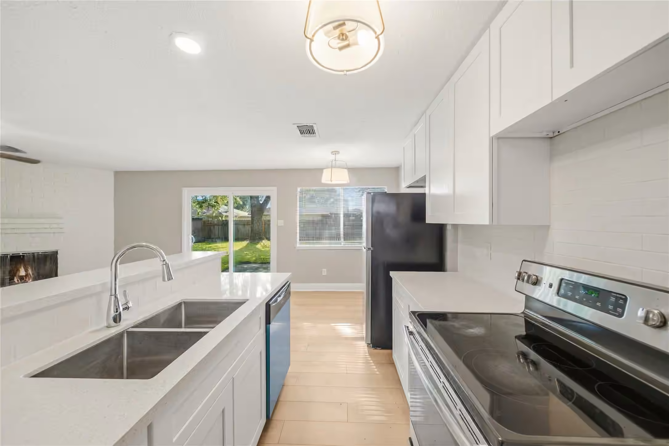 Photo 5 of 6523 La Violetta Drive, Houston, TX