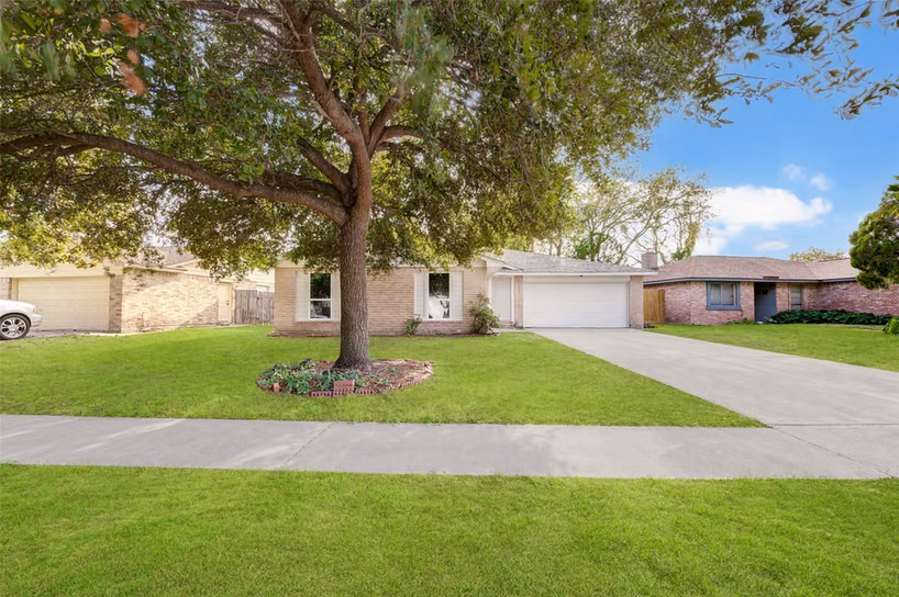 Photo 3 of 2315 Green Knoll Drive, Houston, TX