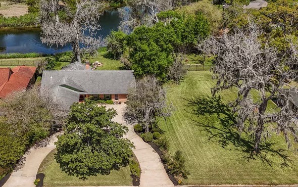 Photo 2 of 2261 Riverside Drive, West Columbia, TX