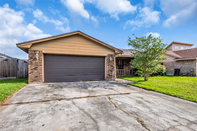 Photo of 700 Briarclift Lane, Baytown, TX 77521