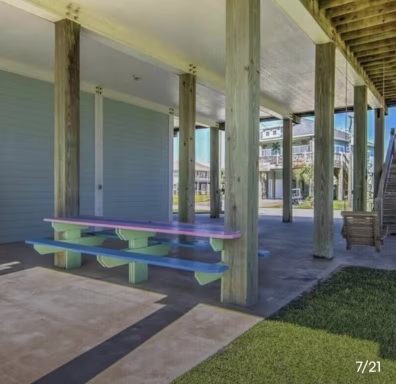 Photo 3 of 981 South Stingaree Drive, Crystal Beach, TX