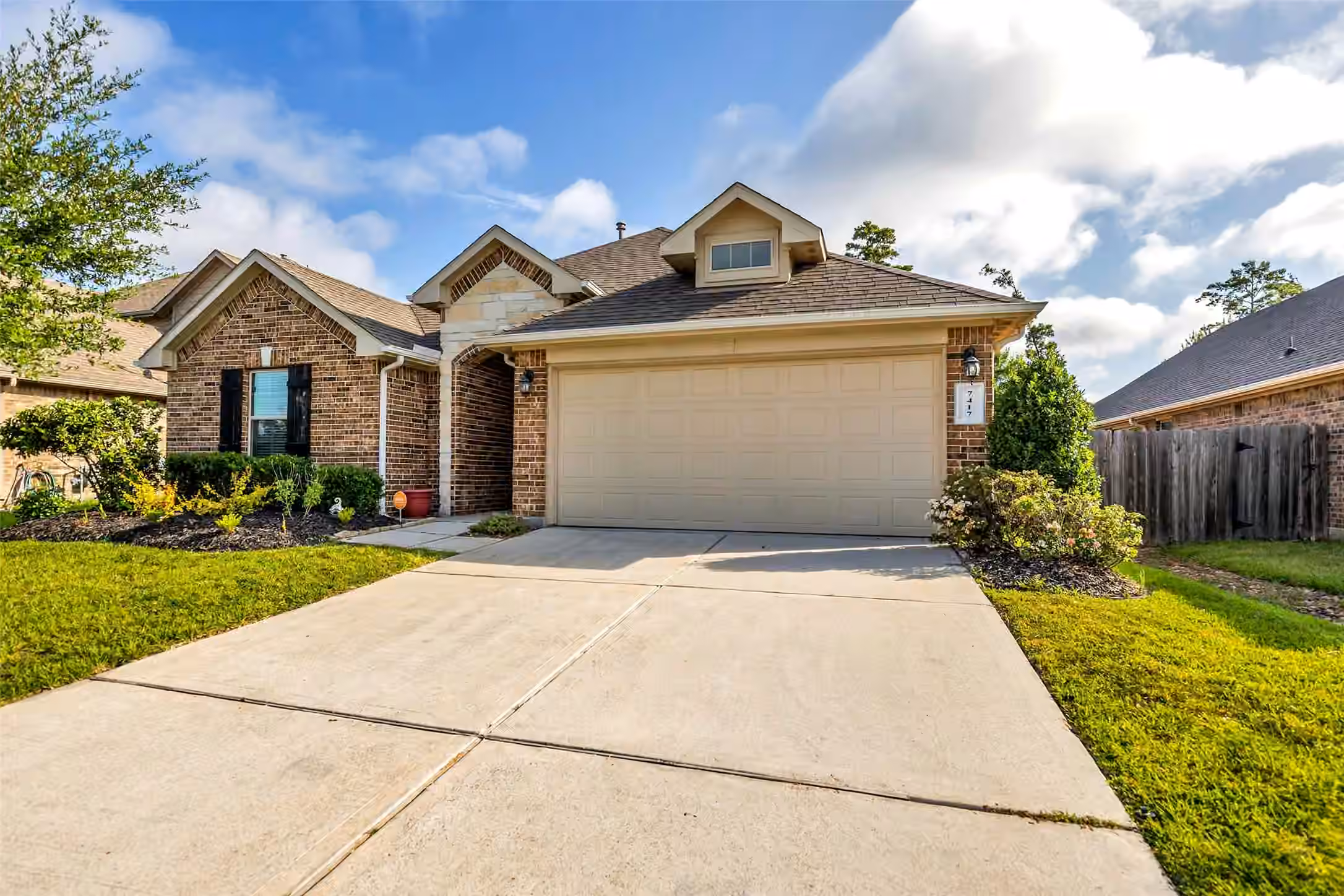 Photo 3 of 7417 Mango Orchard Lane, Conroe, TX