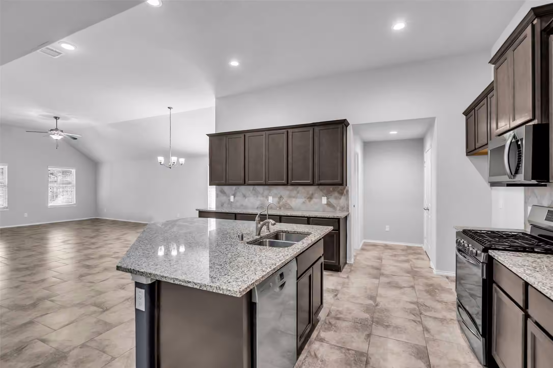 Photo 4 of 7417 Mango Orchard Lane, Conroe, TX