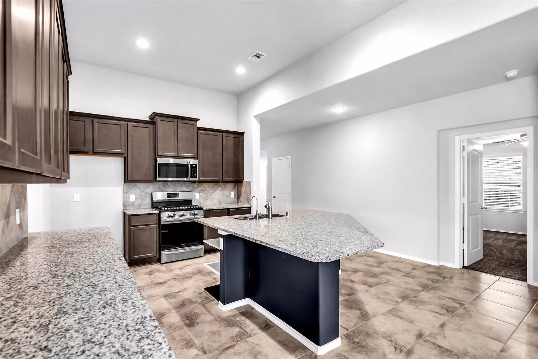 Photo 6 of 7417 Mango Orchard Lane, Conroe, TX