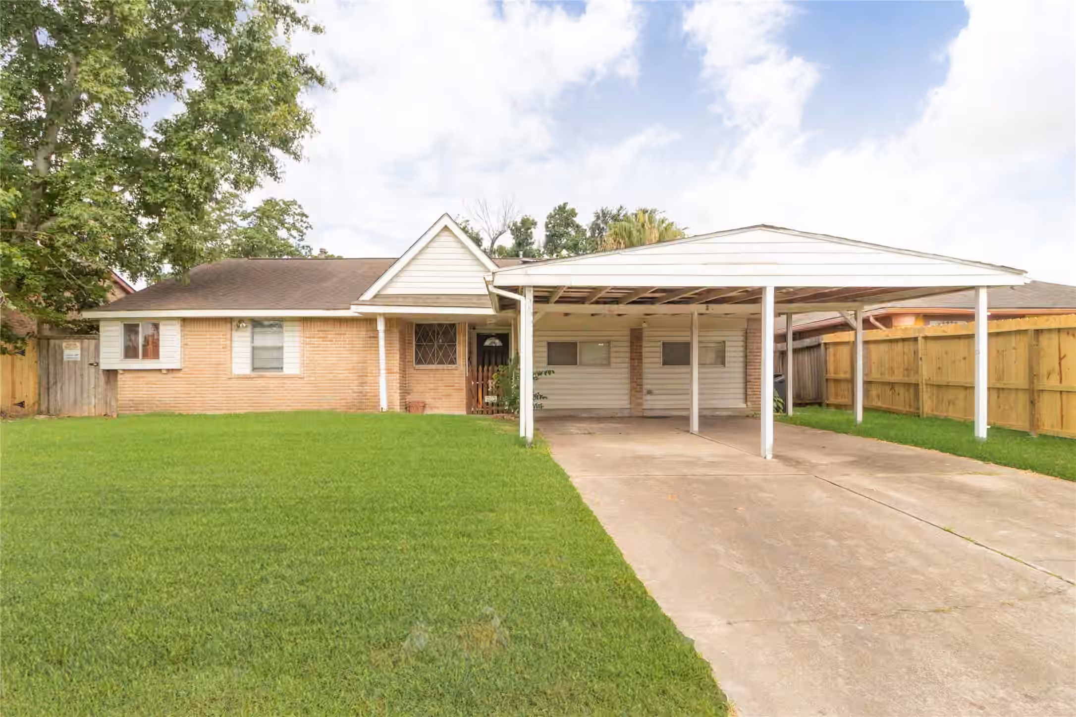 Photo 2 of 827 Onaleigh Drive, Channelview, TX