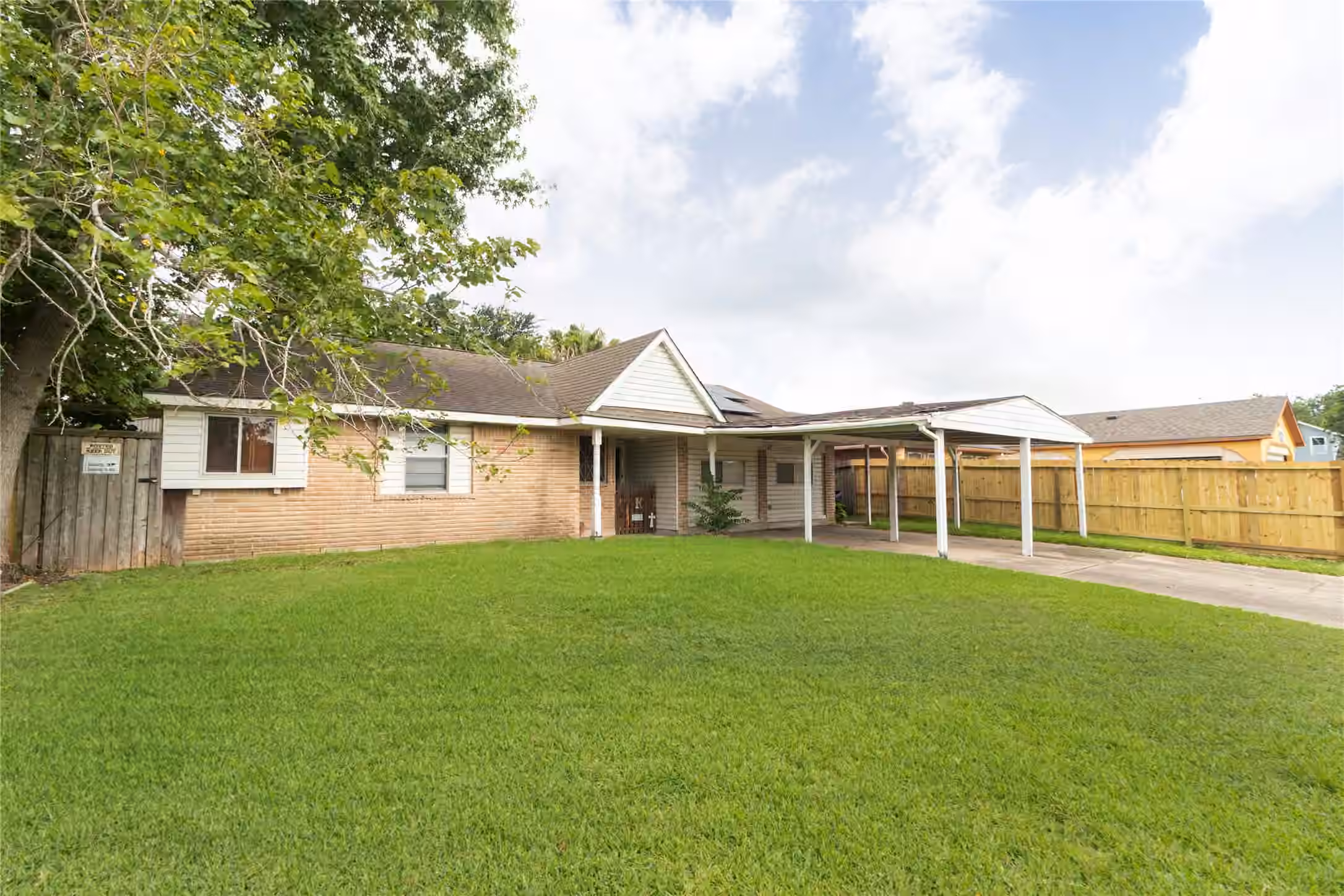 Photo 3 of 827 Onaleigh Drive, Channelview, TX