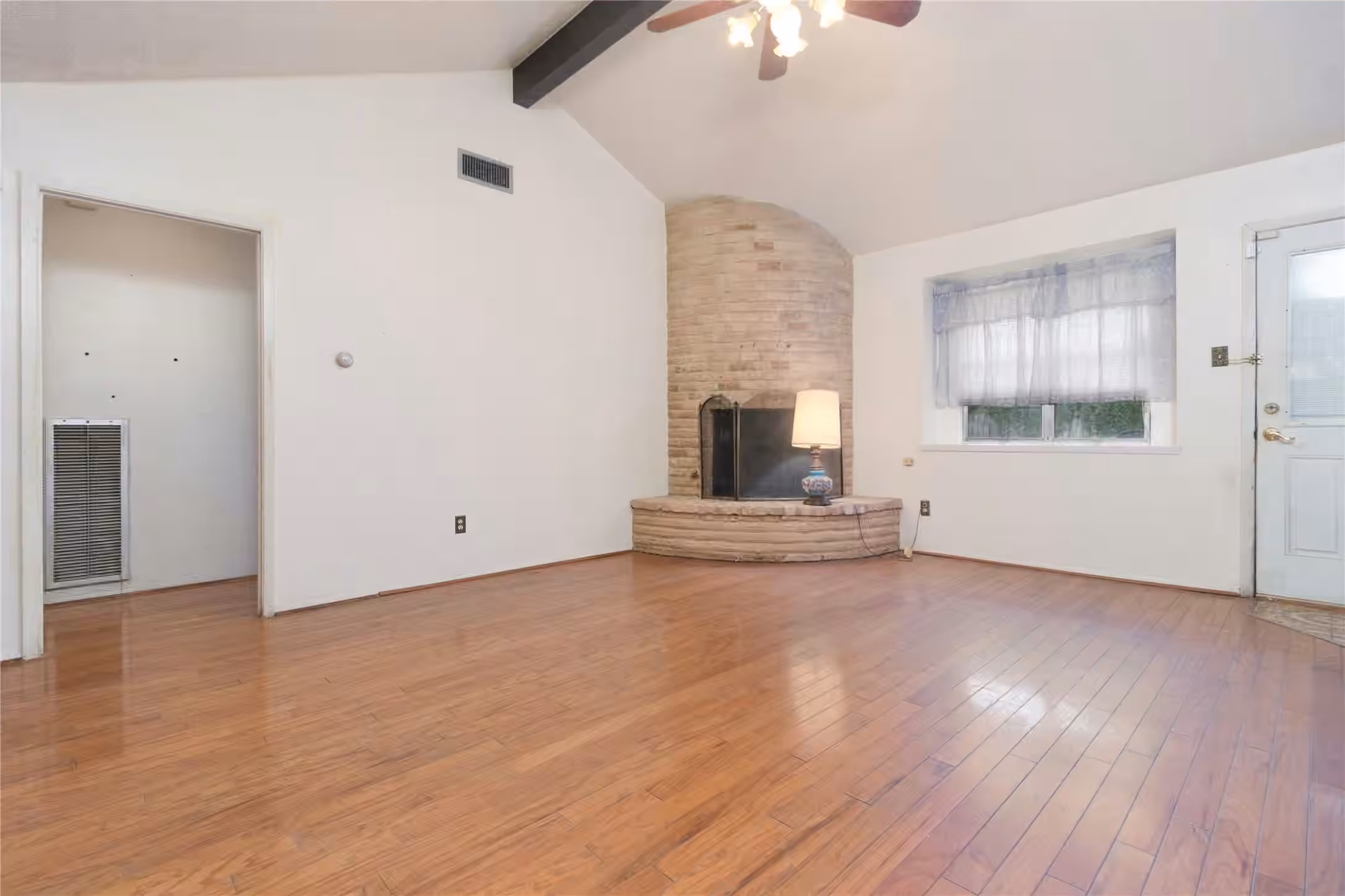 Photo 5 of 827 Onaleigh Drive, Channelview, TX
