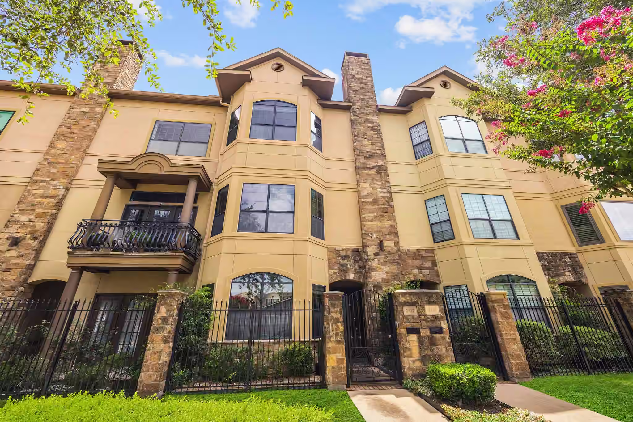 Photo 2 of 2415 Commonwealth Street, Houston, TX