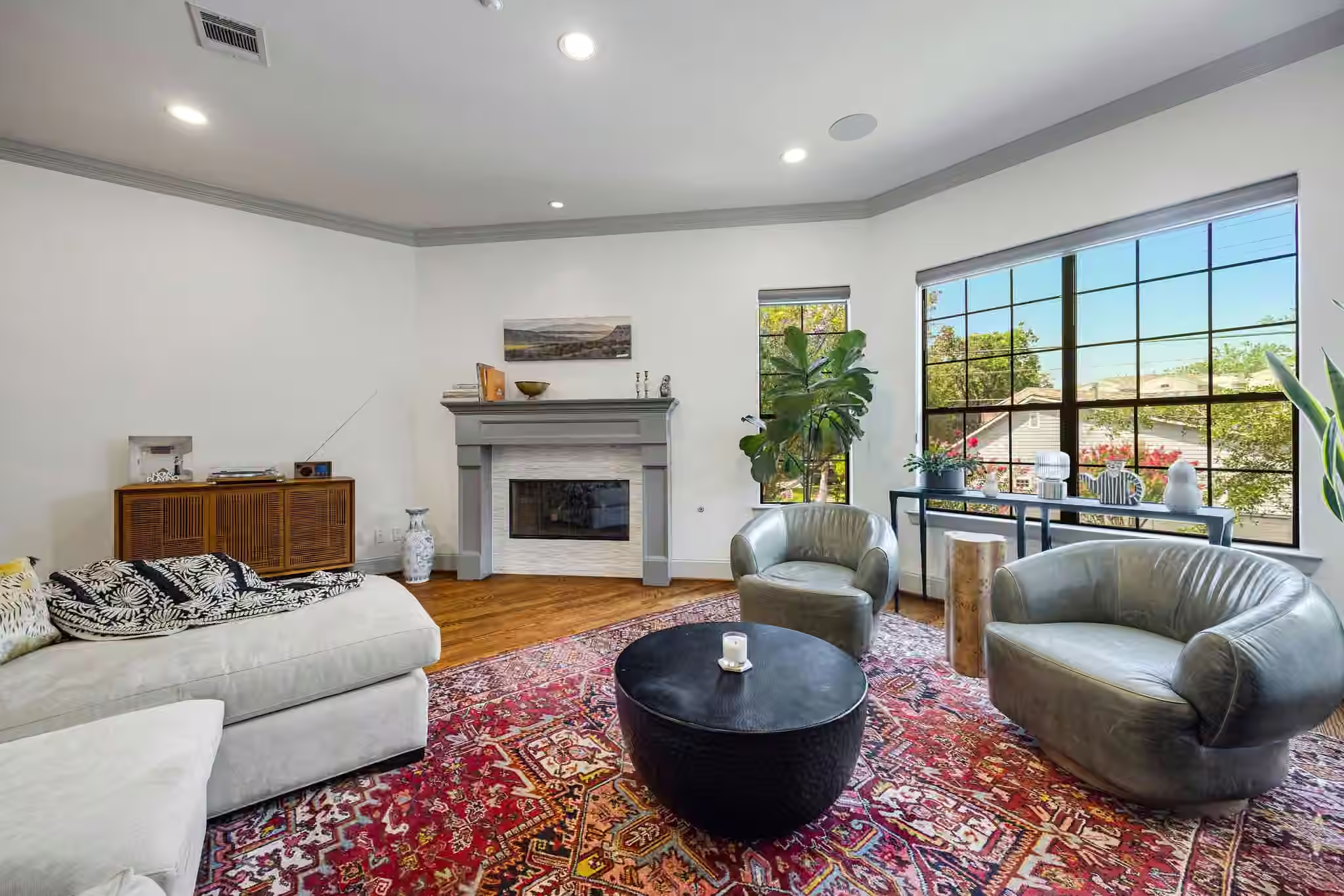Photo 3 of 2415 Commonwealth Street, Houston, TX