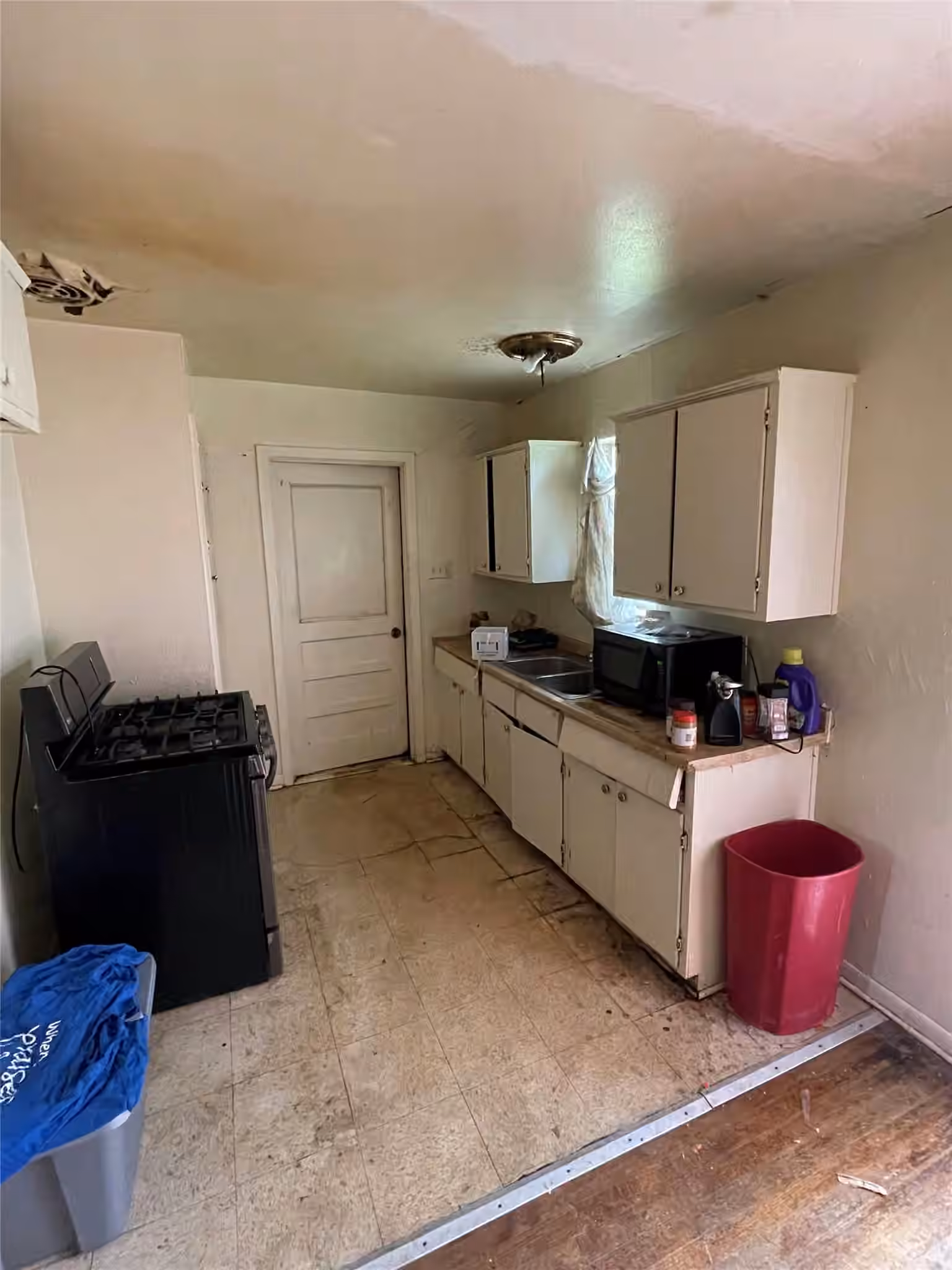Photo 3 of 5543 Lakefield Drive, Houston, TX