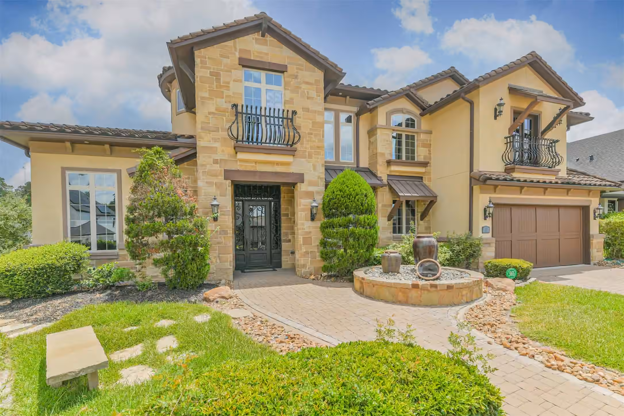 Photo 2 of 111 Oak Estates Drive, Conroe, TX