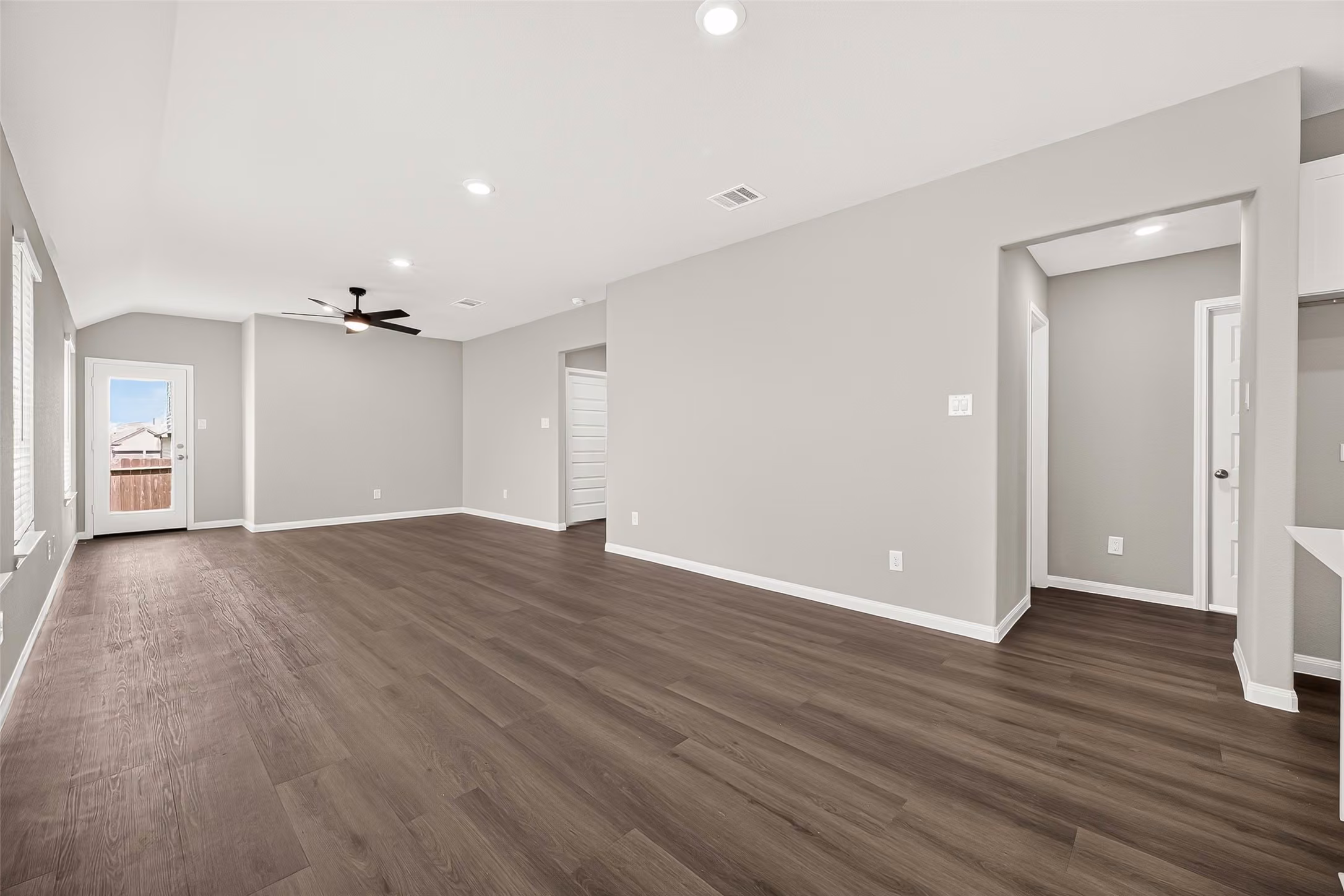 Photo 4 of 14027 Mount Hunter Drive, Willis, TX