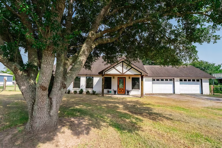 Photo 3 of 3015 Indian Acres Street, Alvin, TX
