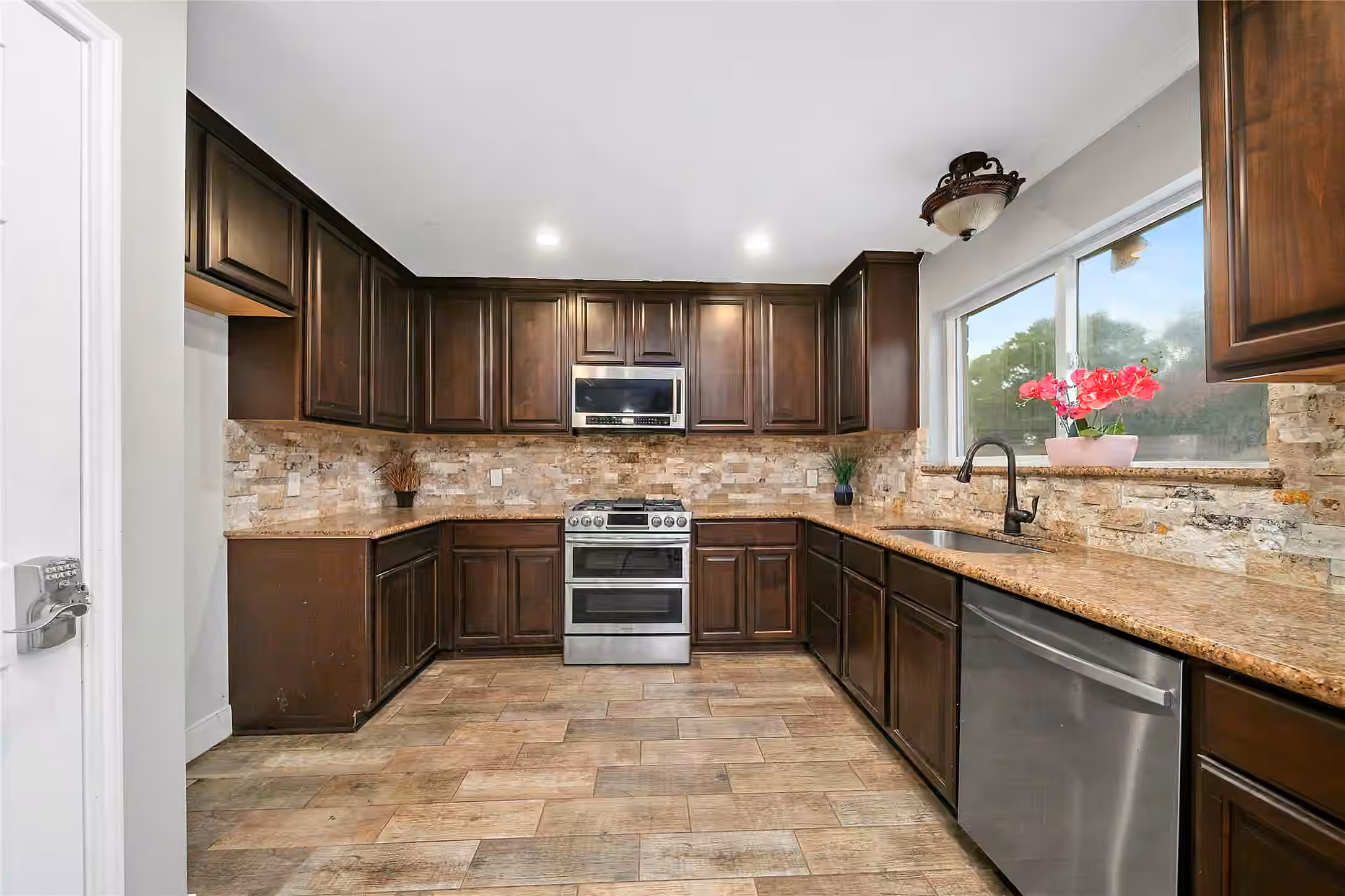 Photo 6 of 1801 Palo Duro Street, Friendswood, TX