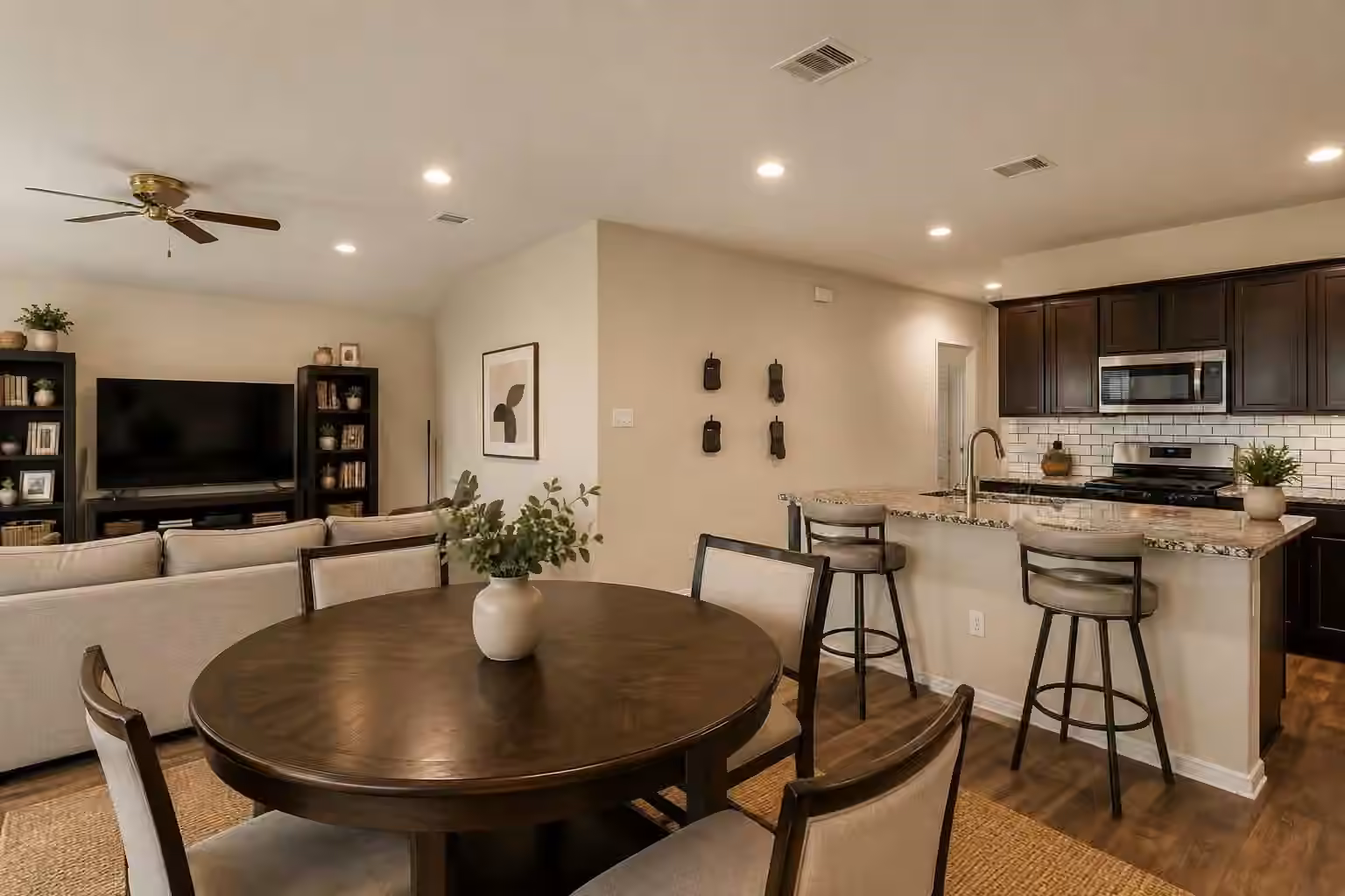 Photo 4 of 927 Petunia Falls Lane, Rosharon, TX