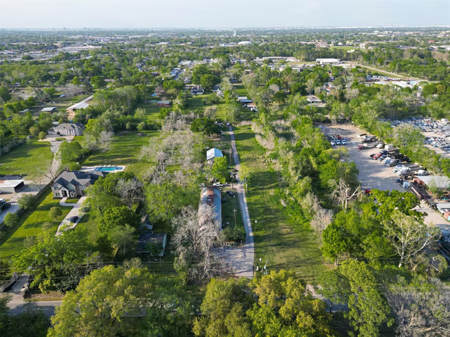 Photo 4 of 717 Crenshaw Road, Houston, TX