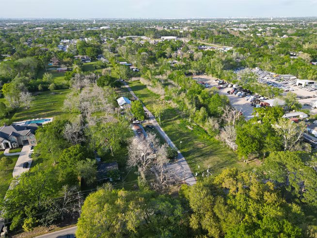Photo 5 of 717 Crenshaw Road, Houston, TX