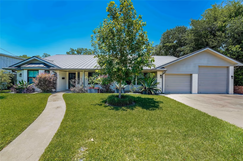 Photo of 1124 Bowie Street, Columbus, TX