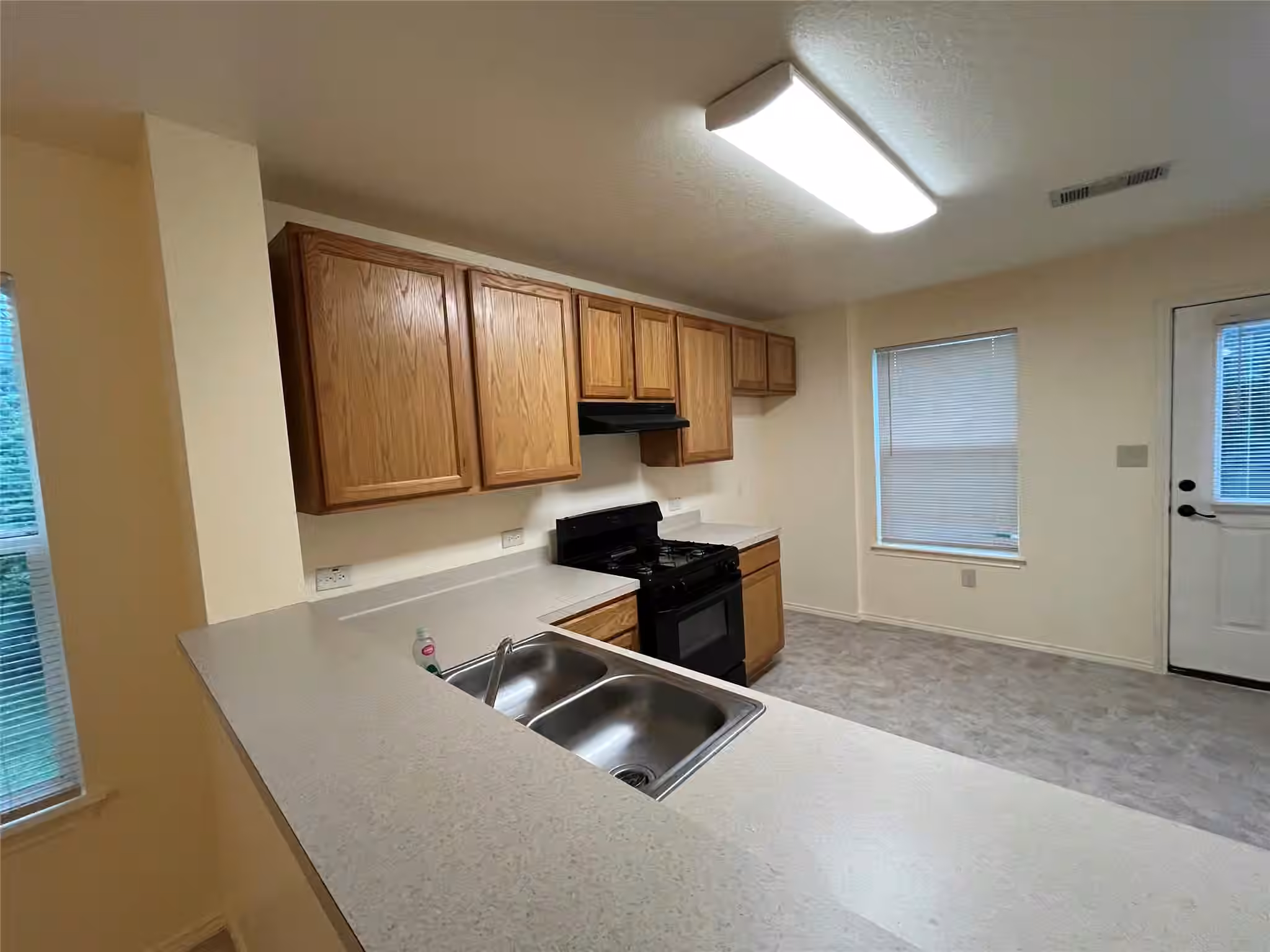 Photo 4 of 13023 Pleasant Valley Drive, Rosharon, TX