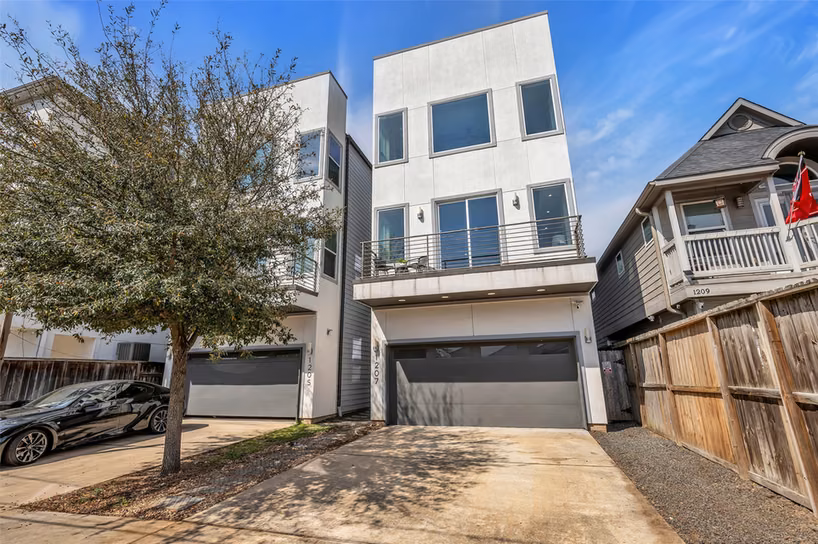 Photo 2 of 1207 E 28th Street, Houston, TX