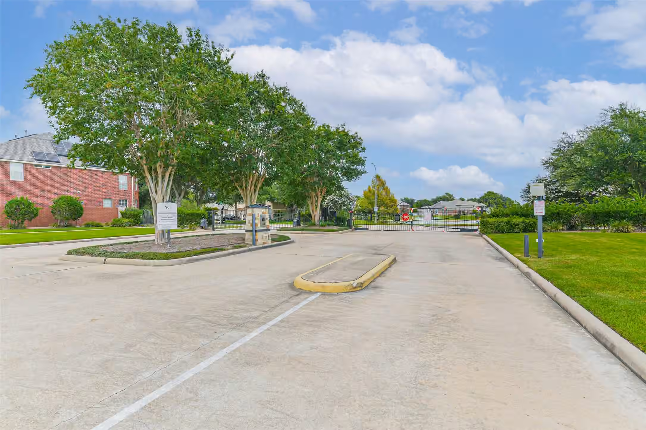 Photo 2 of 9906 Palisade Lakes Drive, Houston, TX