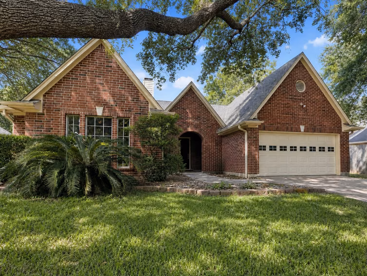 Photo of 1105 E Adoue Street, Alvin, TX 77511