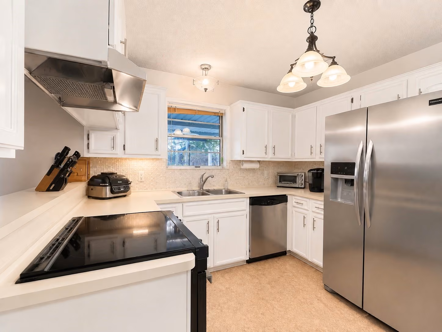 Photo 4 of 1105 E Adoue Street, Alvin, TX