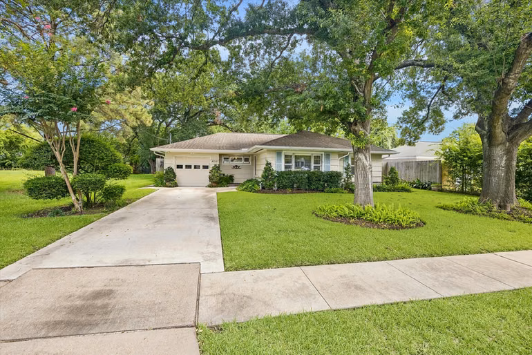 Photo of 4712 Glenmont Street, Bellaire, TX