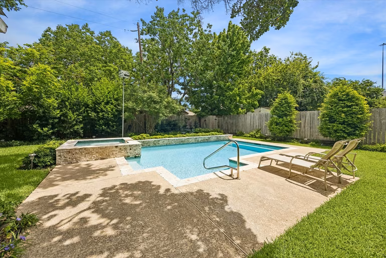 Photo 3 of 4712 Glenmont Street, Bellaire, TX
