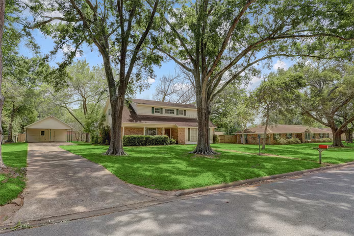 Photo 2 of 105 Ridgemont Drive, Alvin, TX