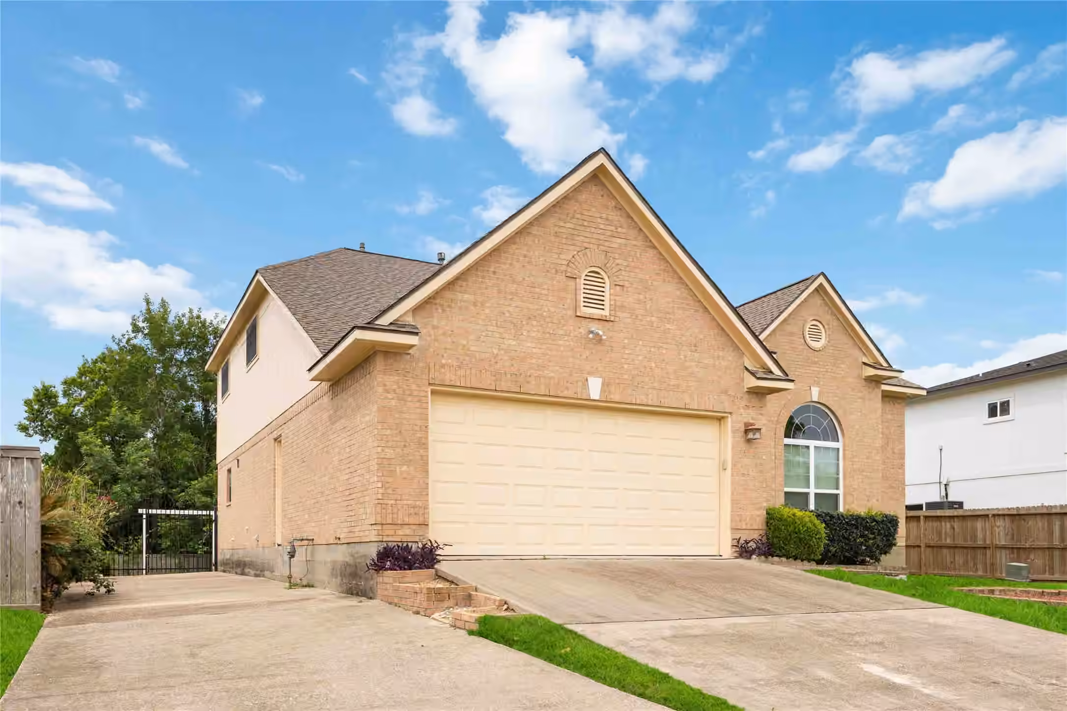 Photo 2 of 5498 Appleblossom Lane, Friendswood, TX