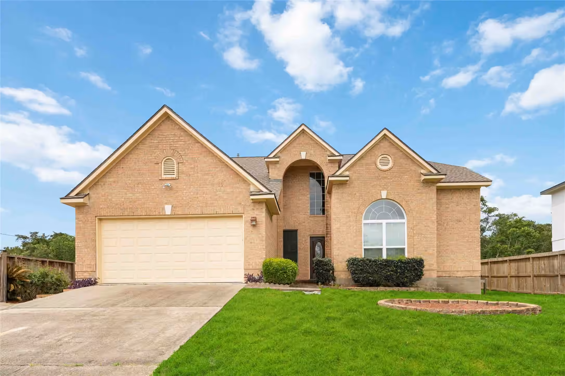Photo 3 of 5498 Appleblossom Lane, Friendswood, TX