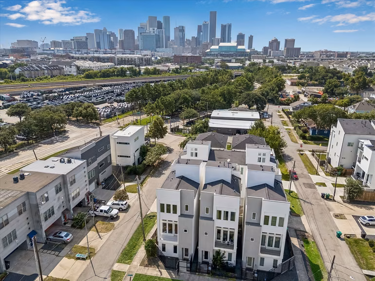 Photo 2 of 408 Ennis Street, Houston, TX