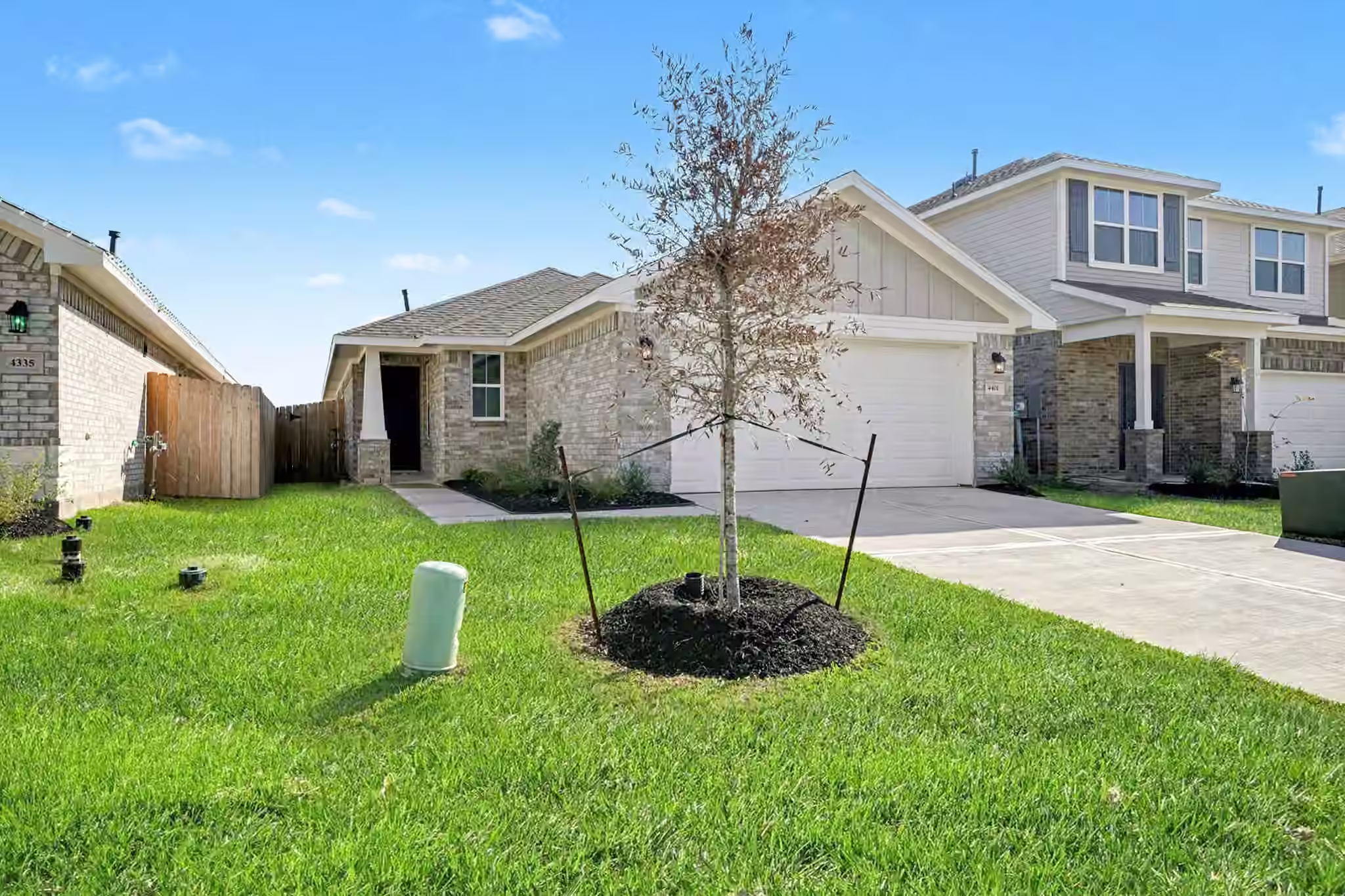 Photo 3 of 4401 West Bayou Maison Circle, Dickinson, TX