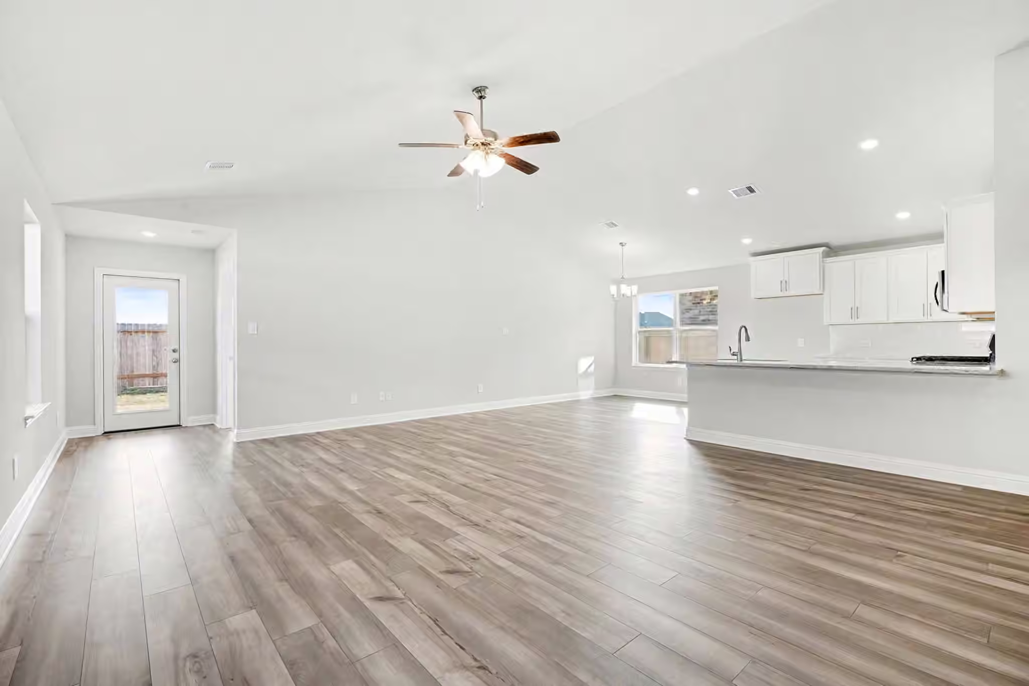 Photo 4 of 4401 West Bayou Maison Circle, Dickinson, TX
