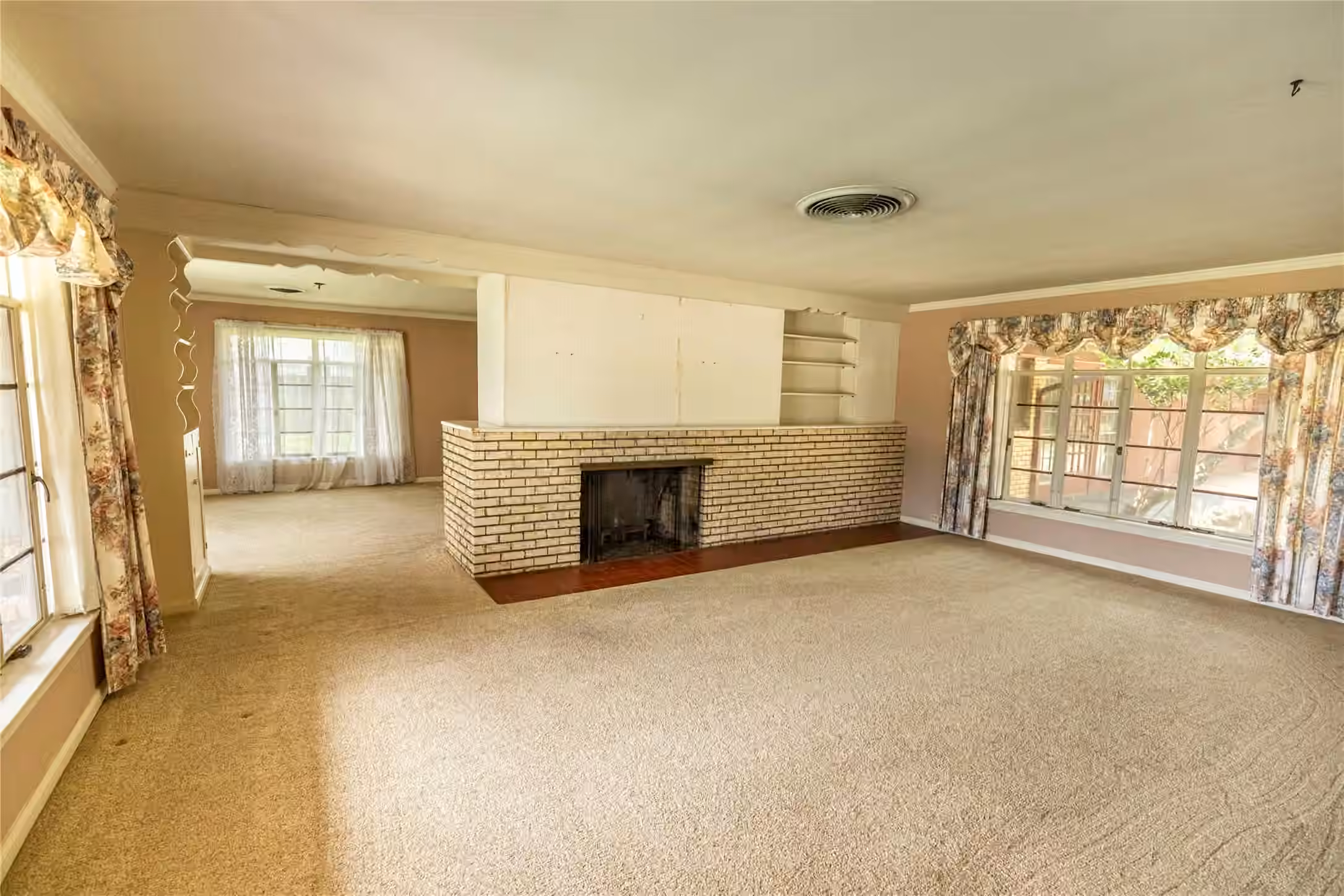 Photo 2 of 322 E O'Bryant Street, Bellville, TX