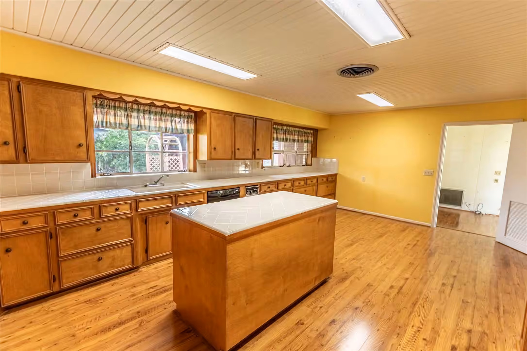 Photo 5 of 322 E O'Bryant Street, Bellville, TX