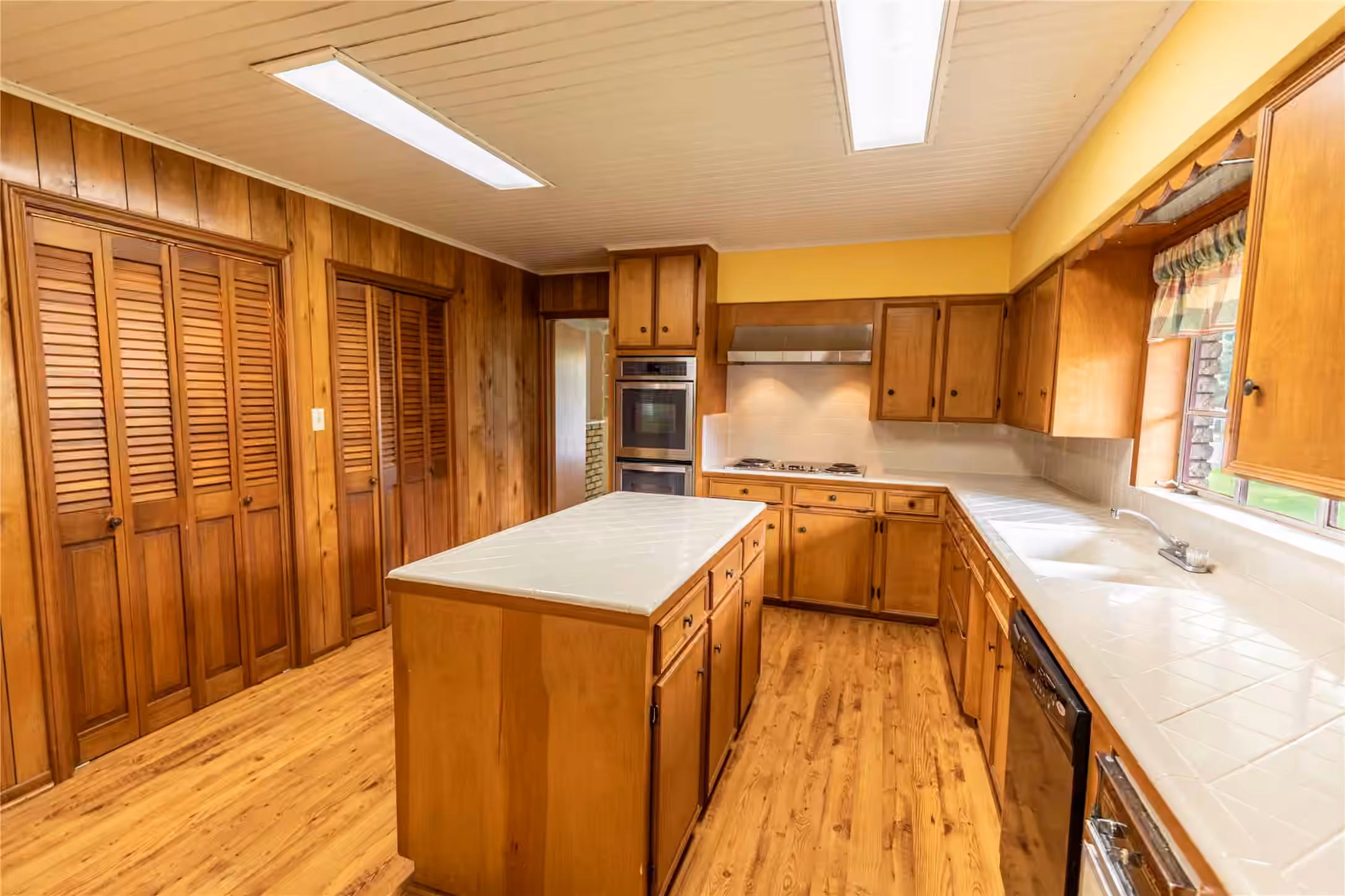 Photo 7 of 322 E O'Bryant Street, Bellville, TX