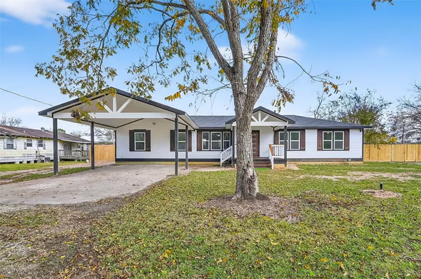 Photo 2 of 2311 8th Street, Liverpool, TX