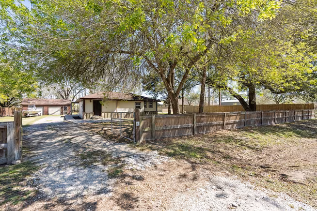 Photo 5 of 7117 Avenue D, Santa Fe, TX