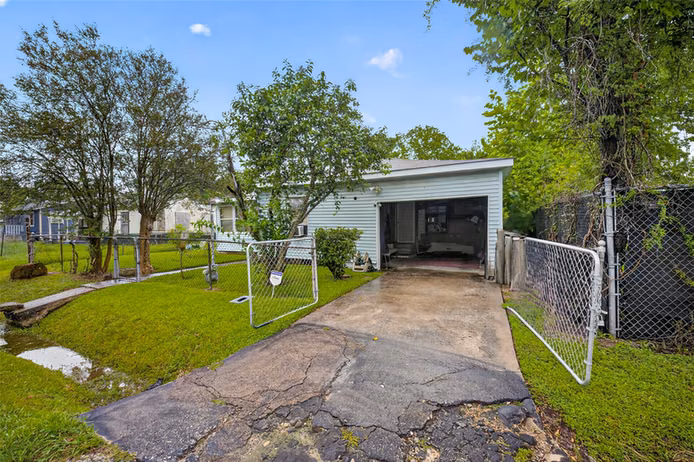 Photo 3 of 8013 Maxroy Street, Houston, TX