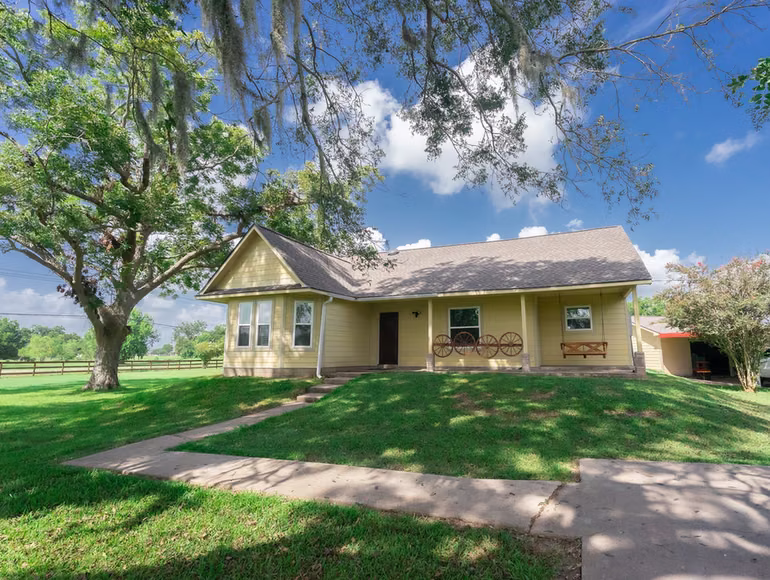 Photo 2 of 720 Winchester Trail, Angleton, TX