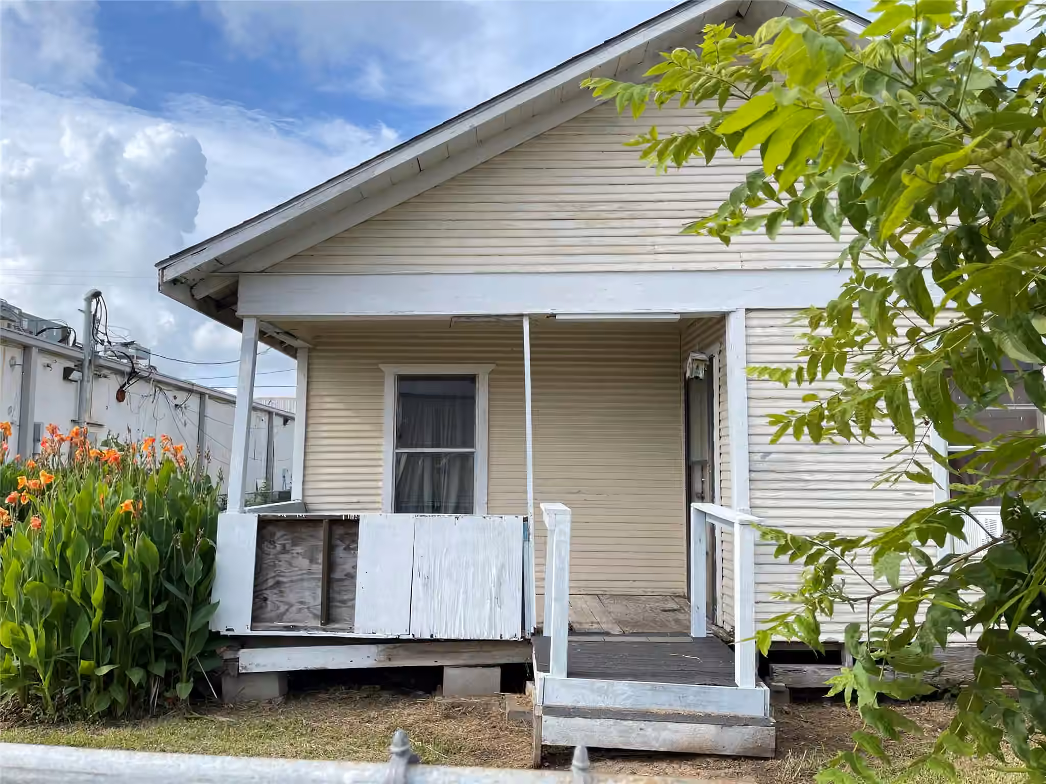 Photo 2 of 1022 W Broad Street, Freeport, TX
