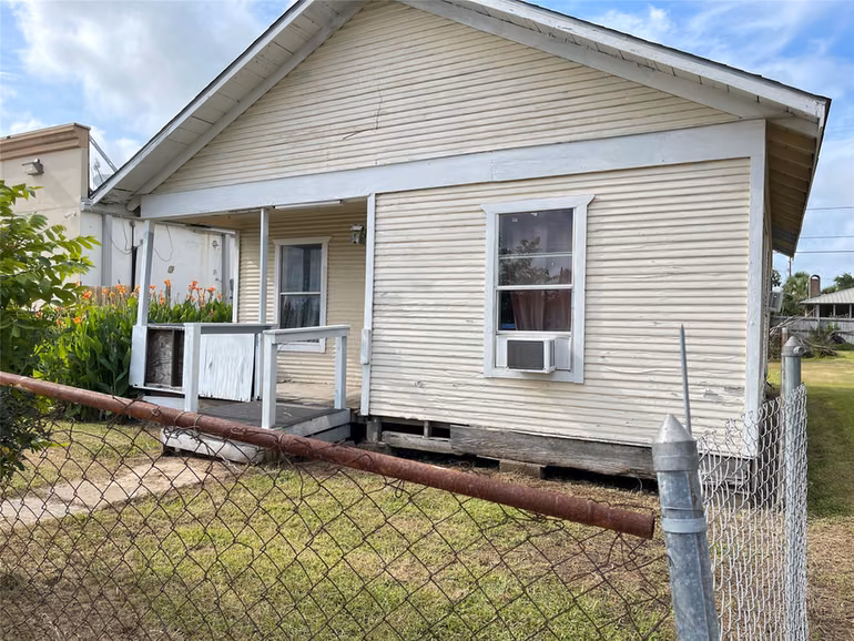 Photo 3 of 1022 W Broad Street, Freeport, TX