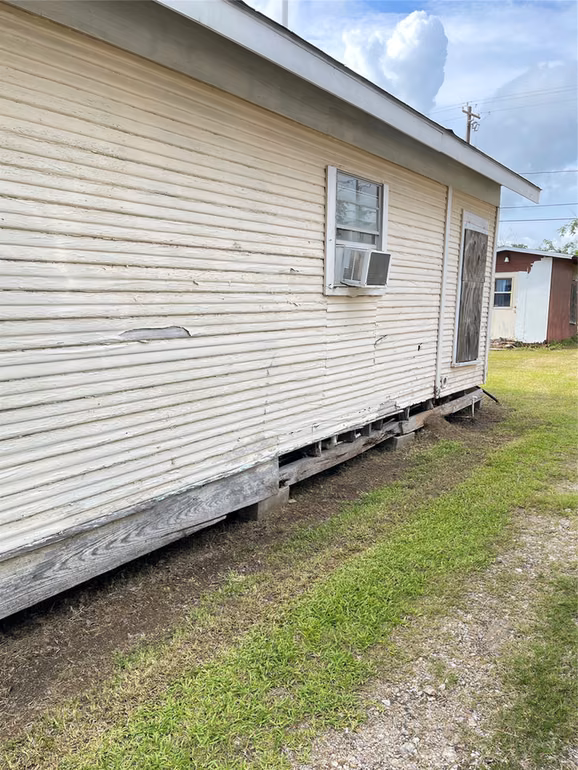 Photo 5 of 1022 W Broad Street, Freeport, TX