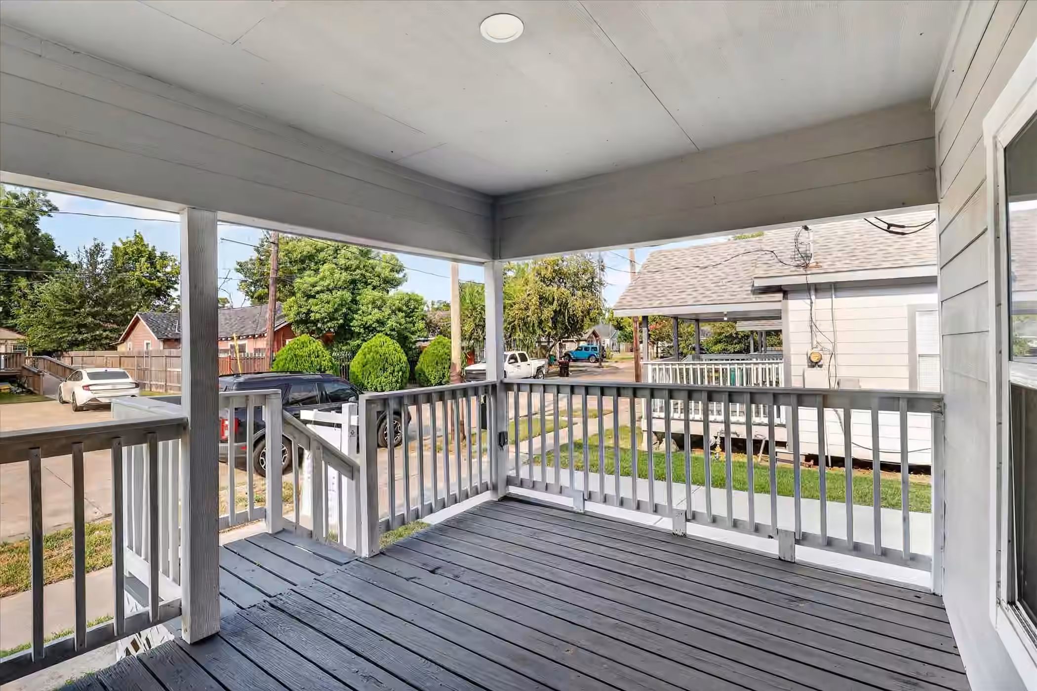 Photo 3 of 320 E Murrill Street, Baytown, TX
