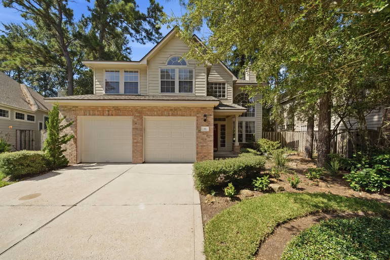 Photo 2 of 96 E Lakeridge Drive, The Woodlands, TX