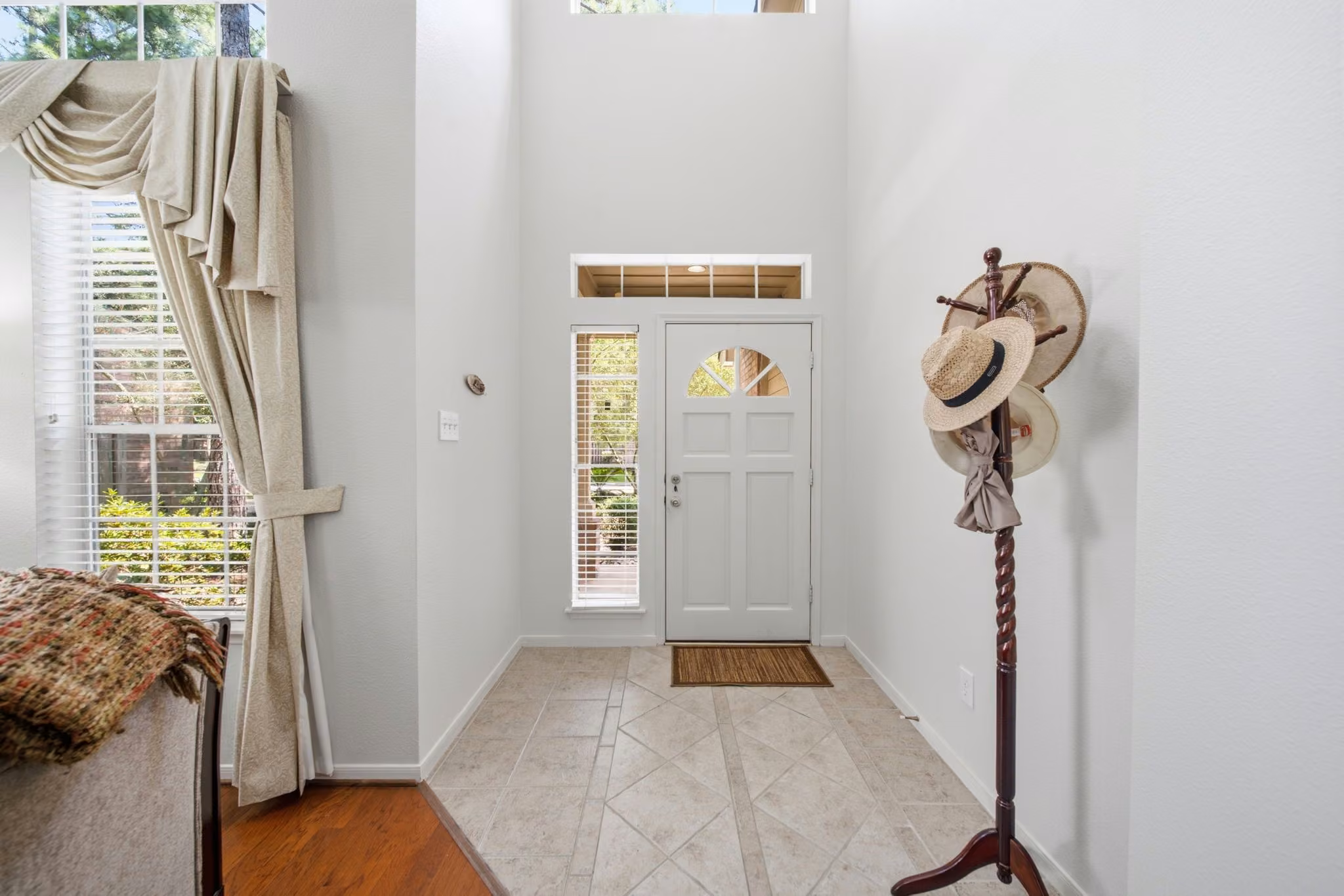 Photo 5 of 96 E Lakeridge Drive, The Woodlands, TX