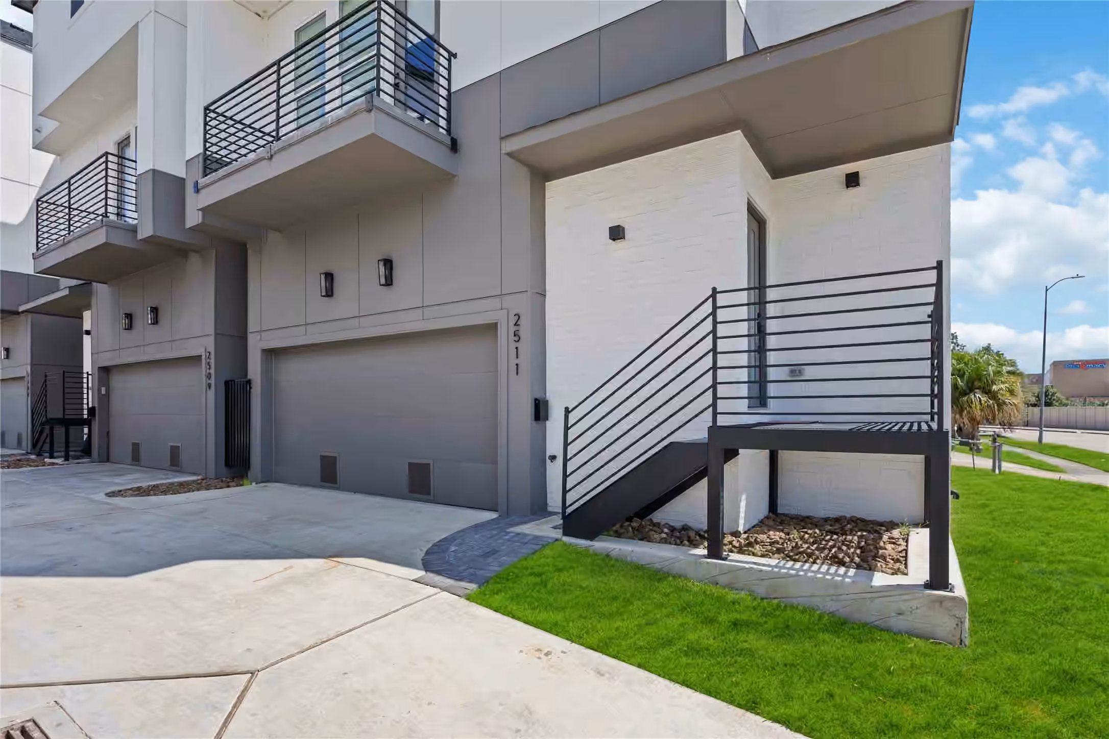 Photo 3 of 2507 N Macgregor Way, Houston, TX